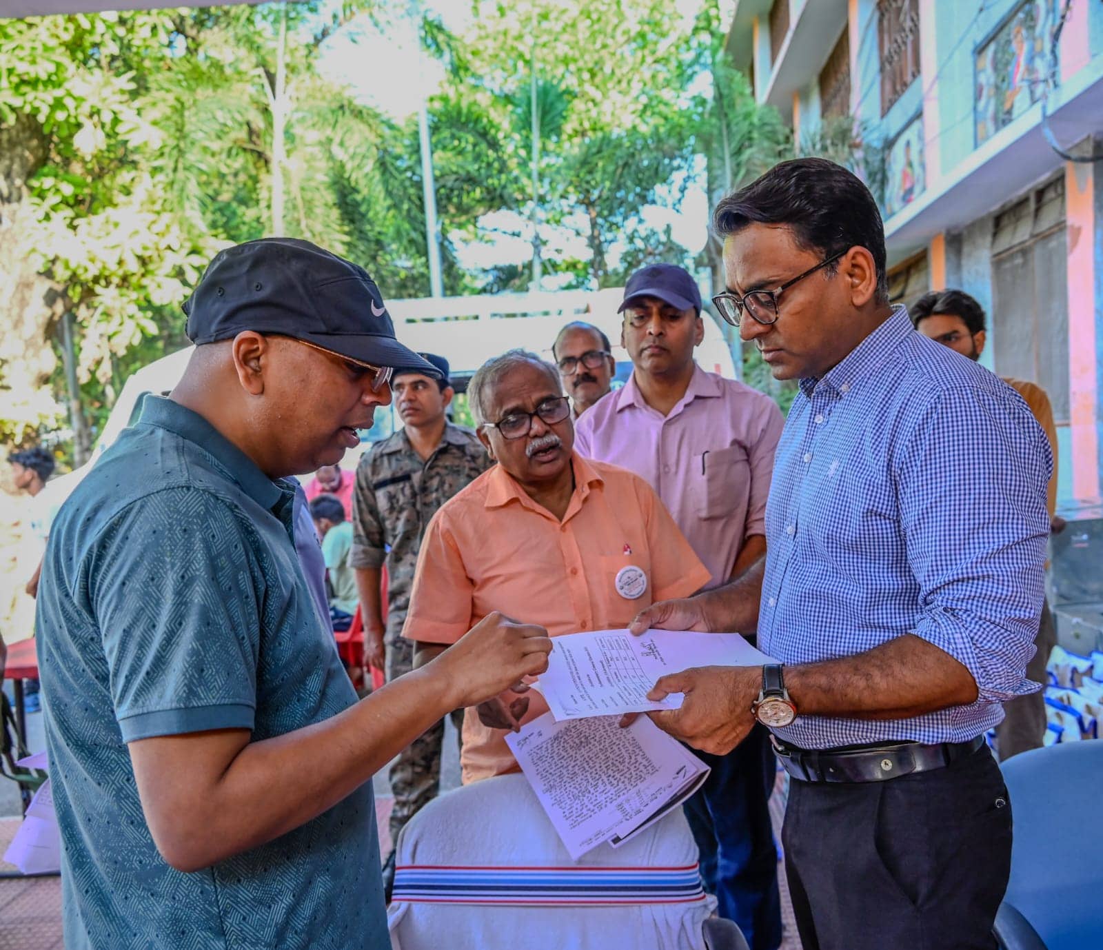 देवघर में दिव्यांग और बुजुर्गों के लिए आज से होम वोटिंग शुरू,151 मतदाता पोस्टल बैलट के जरिये करेंगे मतदान