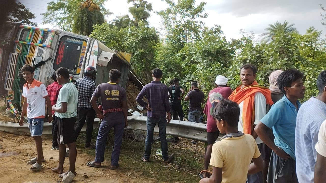 दुमका में रिफायन लदा ट्रक पलटा, लोगों में लूटने की मची होड़
