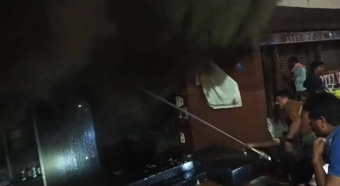 रांची के डेली मार्केट में लगी भीषण आग, लाखों का हुआ नुकसान, कड़ी मशक्कत के बाद आग पर पाया काबू