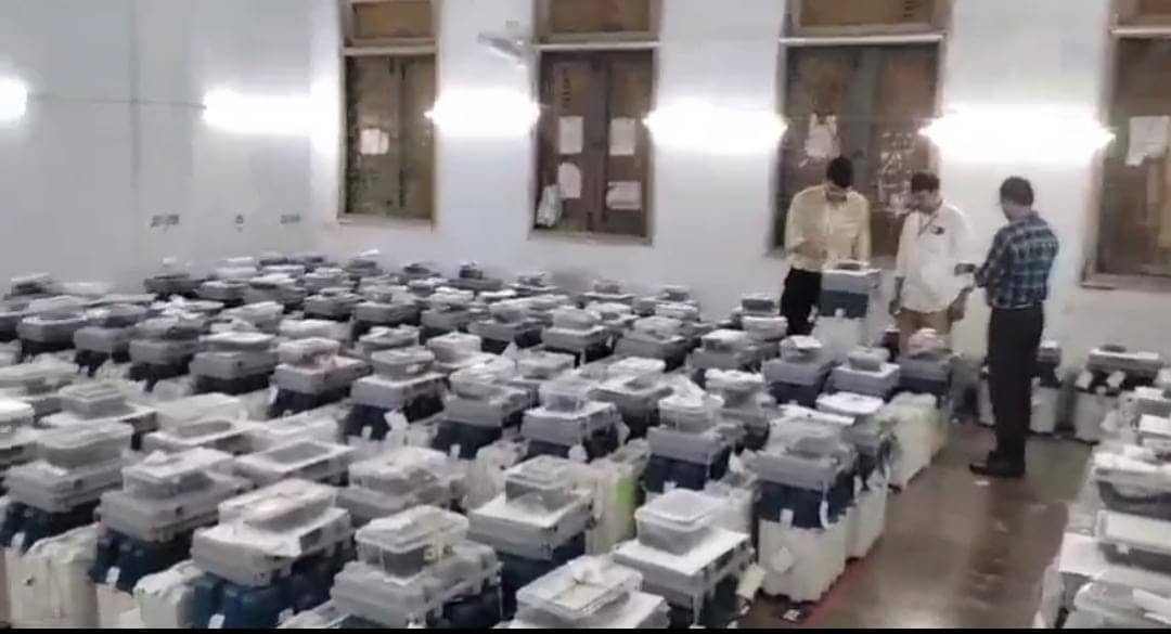 LS Election 2024:जमशेदपुर में सीसीटीवी और सैनिकों की निगरानी में 1887 बूथों की इवीएम, राजनीतिक पार्टियों के सामने किया गया सील