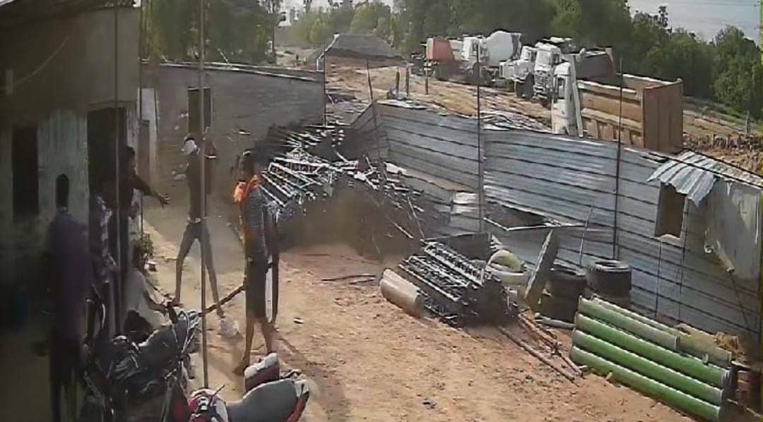 बिहार में जंगलराज पार्ट -2! रंगदारी नहीं देने पर अपराधियों ने की नवनिर्मित रेलवे गार्ड की पिटाई, देखिए वायरल वीडियो