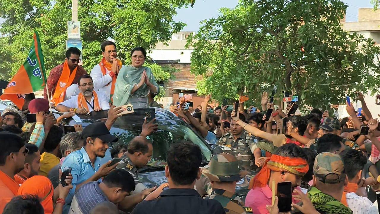 LS Election 2024:आम्रपाली दुबे के साथ गोड्डा पहुंचे निरहुआ, निशिकांत दुबे के पक्ष में मांगा वोट, रोड शो के दौरान उमड़ा जनसैलाब