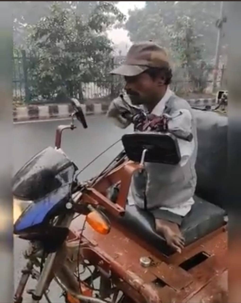 बिना हाथ पैर के एक शख्स चलाता है  रिक्शा, जानेमाने उद्योगपति आनंद महिन्द्रा ने दिया ये ऑफ़र