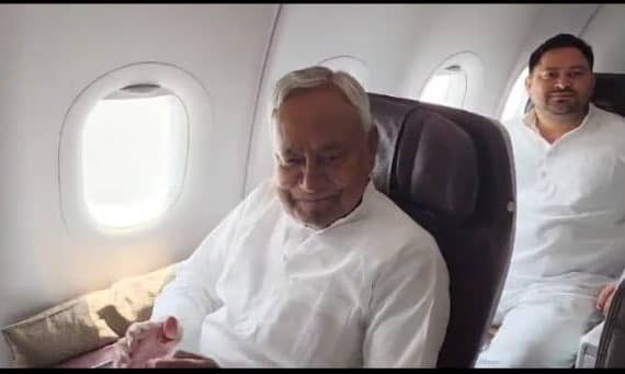 क्या फिर पलटेंगे नीतीश चाचा!एक ही फ्लाइट से तेजस्वी और नीतीश दिल्ली रवाना, जानिए क्या हुई बात