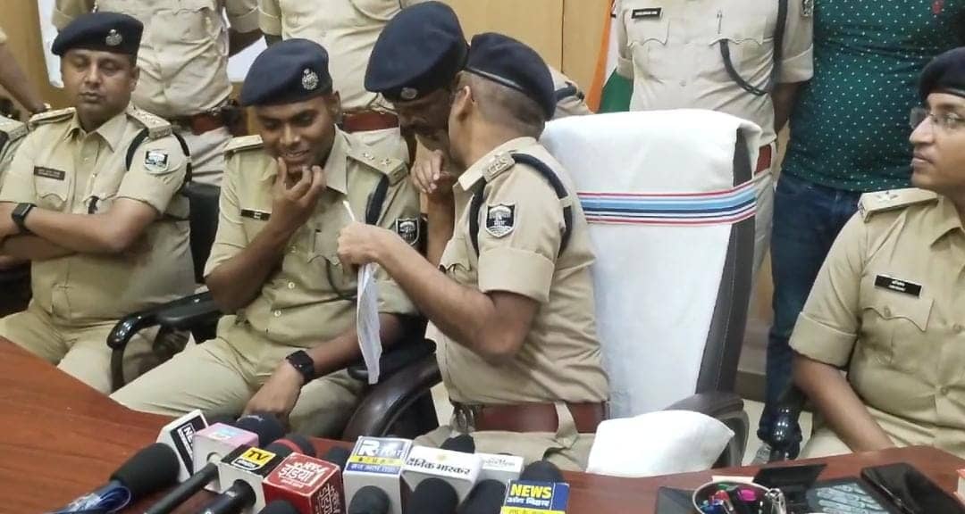 Bihar News : भागलपुर में  मुखिया पर गोलीबारी मामले का खुलासा, हत्या के लिए 5 लाख देकर शूटर किया गया था हायर, मास्टरमाइंड समेत तीन गिरफ्तार  