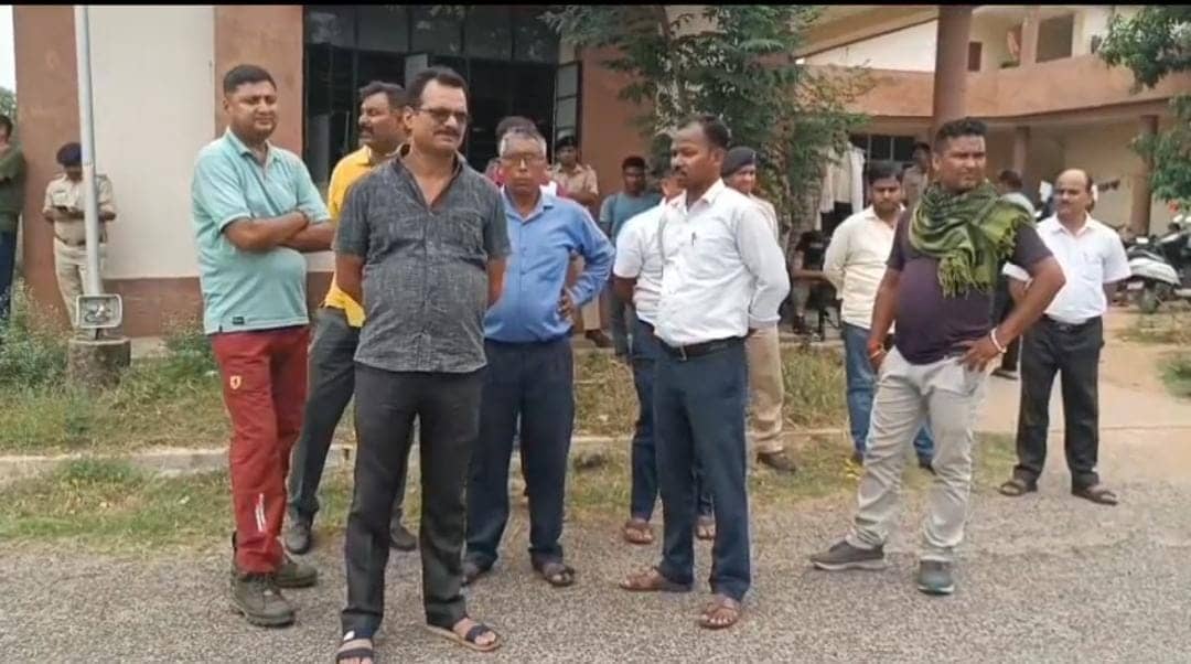 लोहरदगा में जवान को गोली मारने का मामला, धर्मेंद्र कुमार सिंह को तमाम पुलिस पदाधिकारियों ने दी अंतिम सलामी