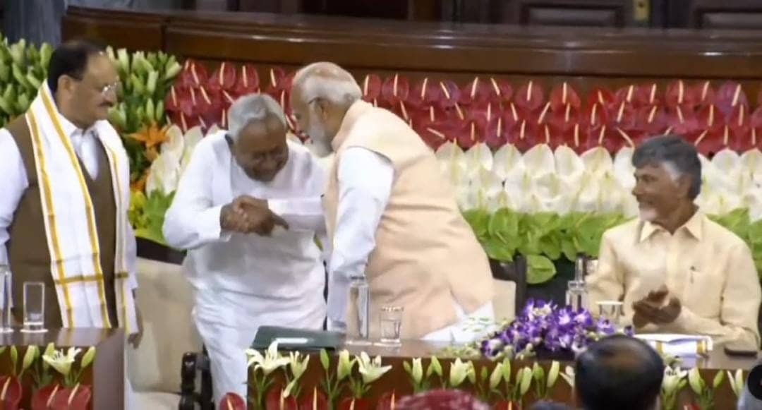 नीतीश कुमार ने जब छुए पीएम नरेंद्र मोदी के पांव तो लग गया कई अटकलों पर विराम