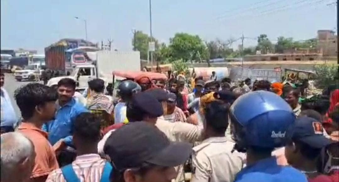 बेगूसराय: ट्रैक्टर ड्राइवर की मौत से नाराज लोगों ने एनएच 31 को जामकर किया हंगामा, परिजनों ने हत्या का लगाया आरोप
