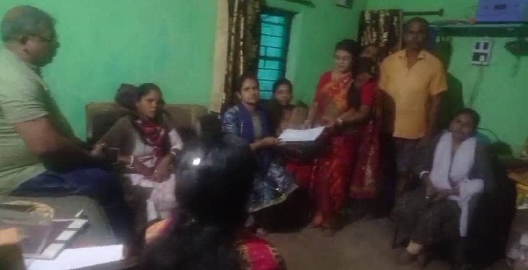 सरायकेला:स्वास्थ्य केंद्र में हो रहा है कोख का सौदा, पैसे लेकर बेचा जा रहा है बच्चा, पढ़ें सनसनीखेज मामला