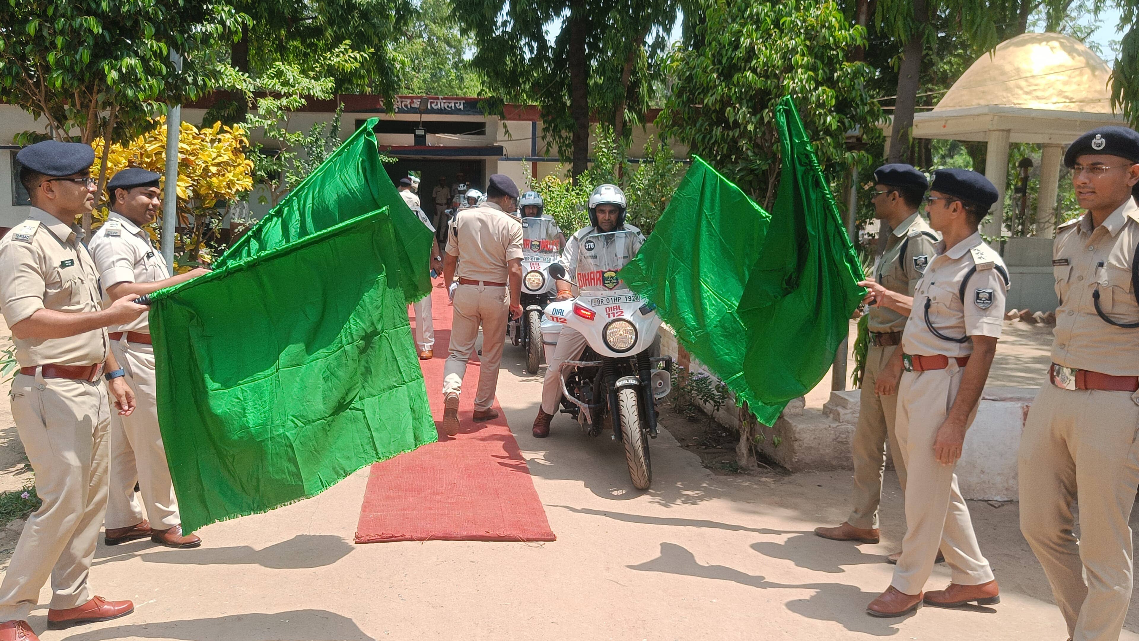 नालंदा:डायल 112 बाइक को डीएसपी ने हरी झंडी दिखाकर किया रवाना , सूचना के 20 मिनट के अंदर पीड़ित को मिलेगी मदद 