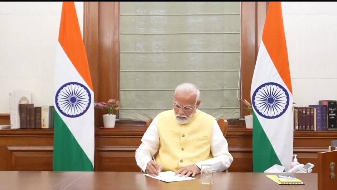 PM मोदी ने तीसरी बार कार्यभार संभालते हुए किस फाइल पर किया पहला हस्ताक्षर, जानिए कैसा हुआ दफ्तर में स्वागत