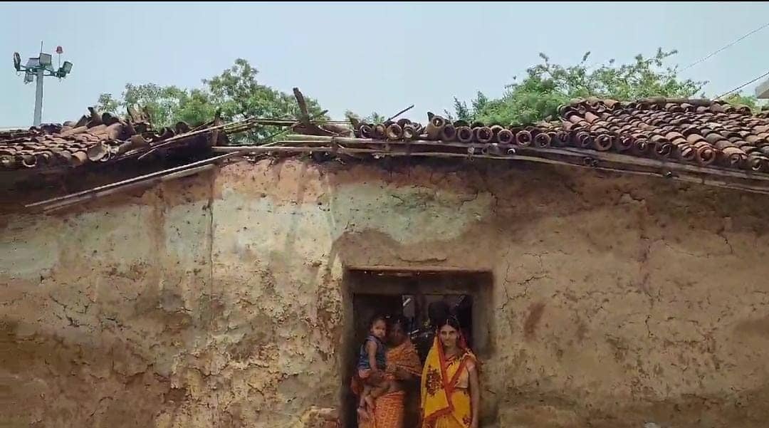 बड़ा हादसा टला! अचानक गिरा कच्चे घर का छत, भीषण गर्मी में सर छुपाना हुआ मुश्किल