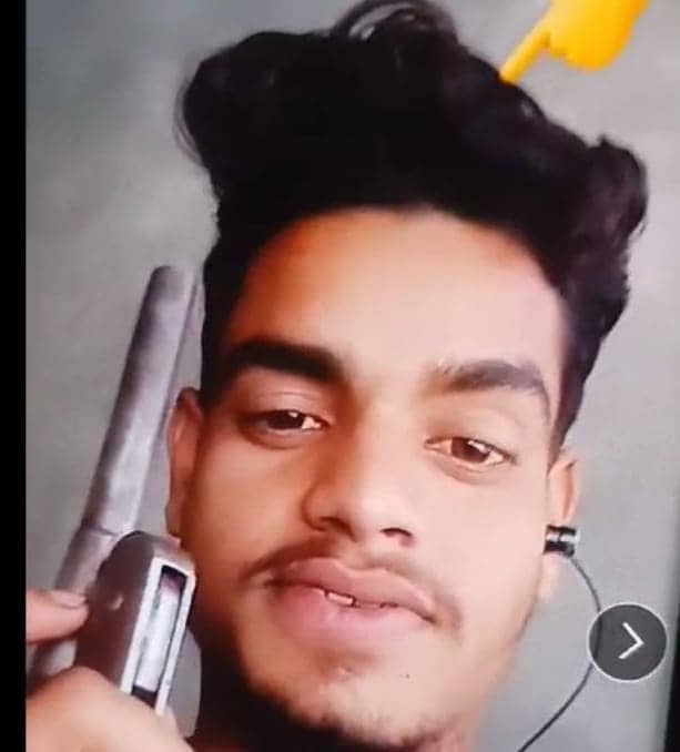 बिहार के युवाओं पर चढ़ा देशी कट्टे के साथ रील्स बनाने का नशा!  अररिया के इन युवकों  पर शिकंजा कसने में जुटी पुलिस