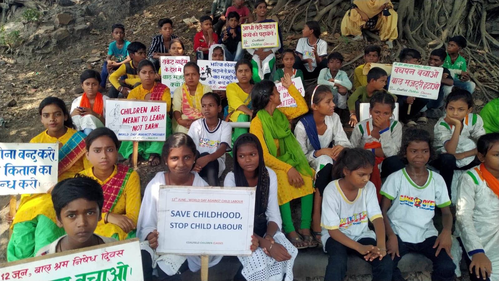 झरिया में रैली निकल कर बच्चो ने कहा - "बचपन बचाओ, बाल श्रम हटाओ