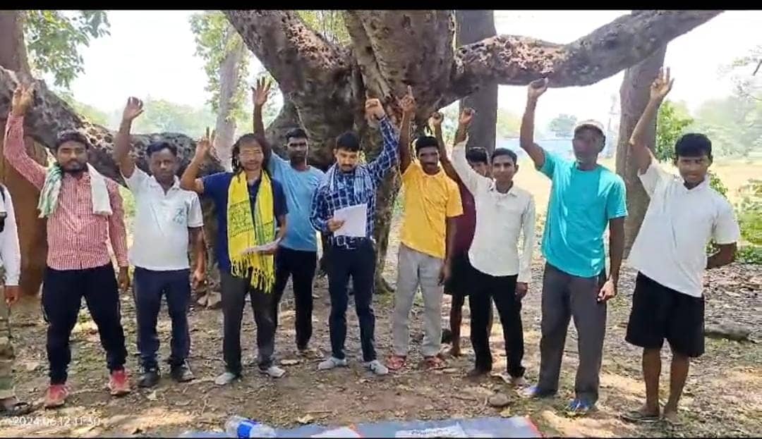 सरायकेला: पिंड्राबेड़ा में कंपनियों के प्रदूषण और न्यूनतम मजदूरी दर लागू नहीं करने के खिलाफ ग्रामीणों में आक्रोश, आंदोलन की दी चेतावनी