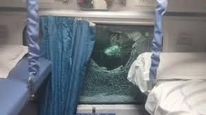 सिकंदराबाद एक्सप्रेस पर रेल यात्रियों ने किया पथराव, AC कोच के तीन शीशे टूटे