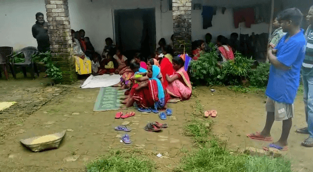 लोहरदगा में धारदार हथियार से युवक की गला रेत कर हत्या