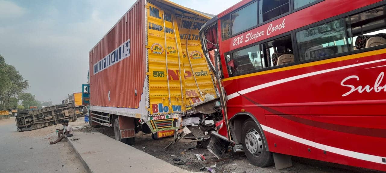 BREAKING:दुमका से केदारनाथ जा रही बस यूपी में दुर्घटनाग्रस्त, एक दर्जन श्रद्धालु घायल