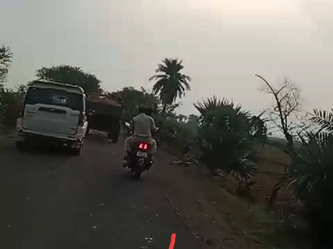 फिल्मी स्टाइल में रन अवे, CO और थाना प्रभारी के काफिले पर बालू माफियाओं का हमला, अवैध बालू लगे ट्रेक्टर सहित हुए चंपत