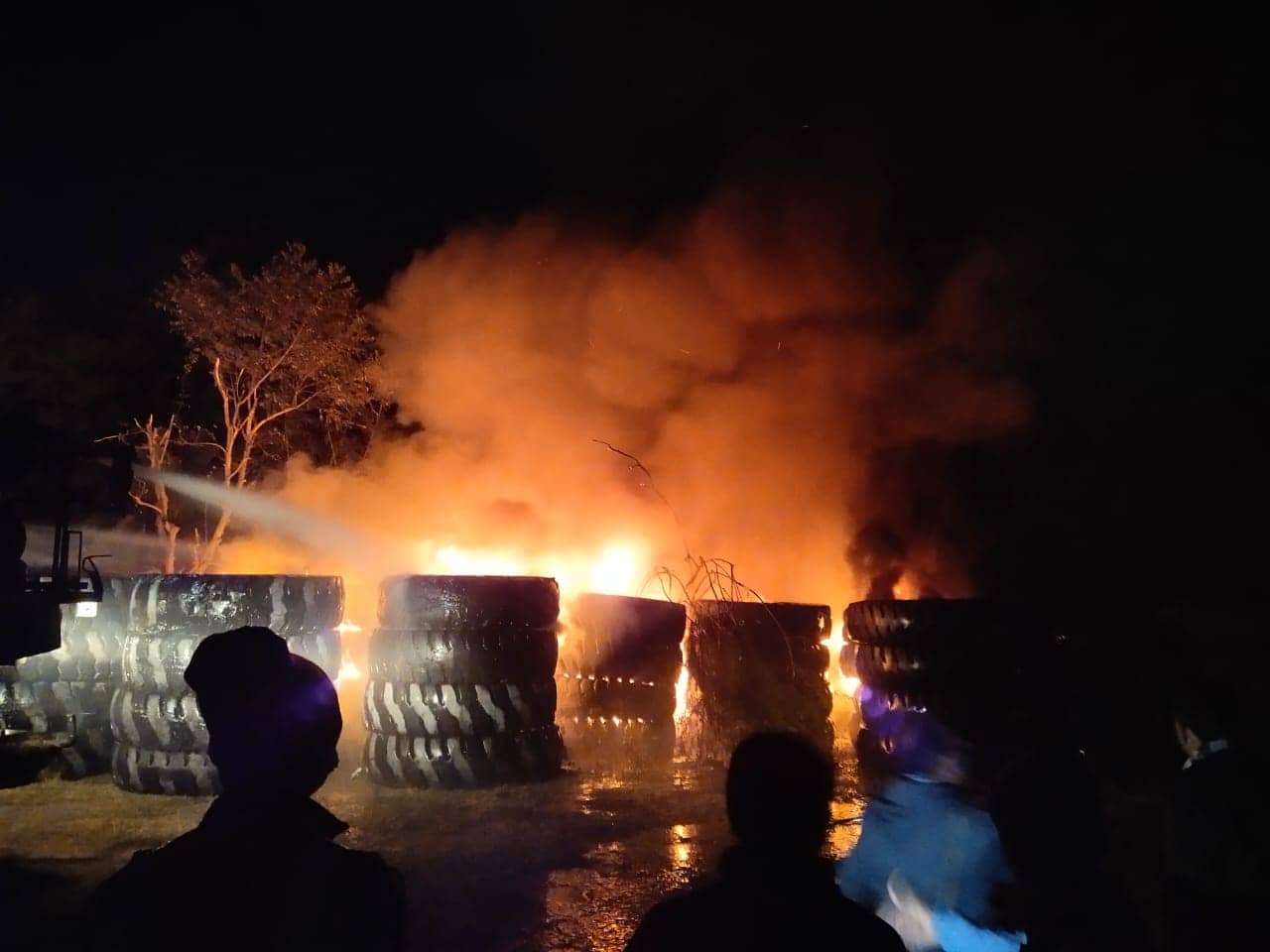 देर रात धू-धू कर जलने लगा कैंटीन,  लाखों का सामान खाक