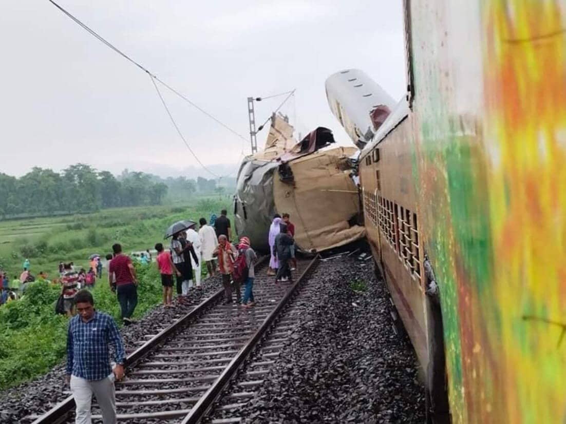 FOLLOW UP : पश्चिम बंगाल में मालगाड़ी से टकराई कंचनजंगा एक्सप्रेस, अब तक 15 यात्रियों की मौत, 60 घायल, राहत बचाव कार्य जारी