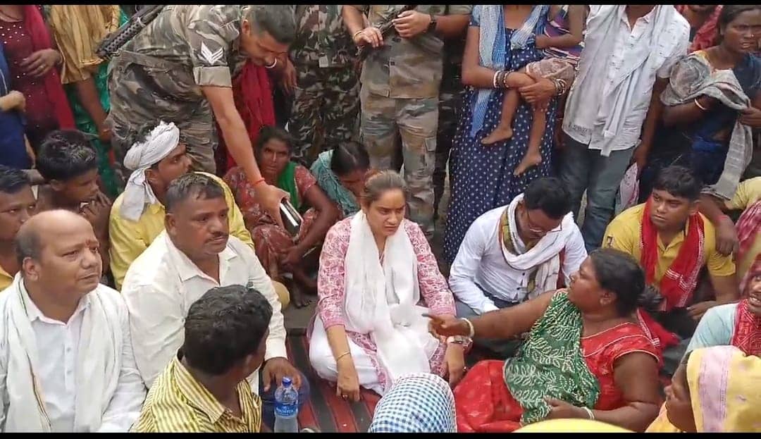 Dhanbad Firing Followup: झरिया विधायक ग्रामीणों के साथ बैठी सड़क पर, जानिए पूरा मामला