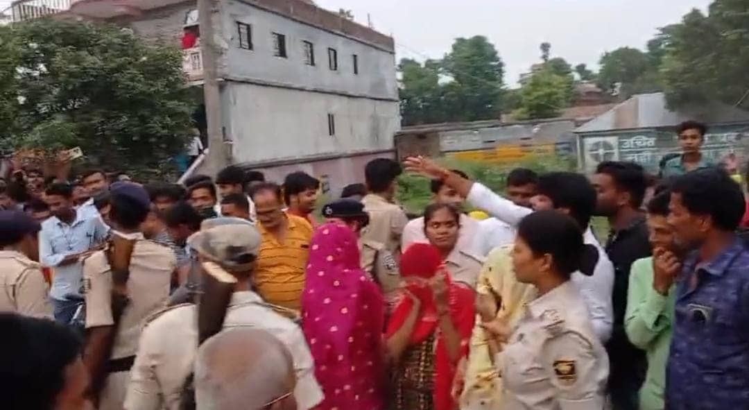 Bihar News: पुलिस ने किया सेक्स रैकेट का भंडाफोड़, 8 युवतियों सहित तीन पुरुष व मकान मालिक को किया गिरफ्तार