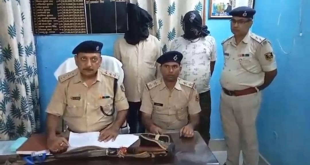 Bihar News:नकली लाइसेंस पर बंदूक खरीद कर नौकरी कर रहे दो गार्ड गिरफ्तार,दो अवैध राइफल भी बरामद