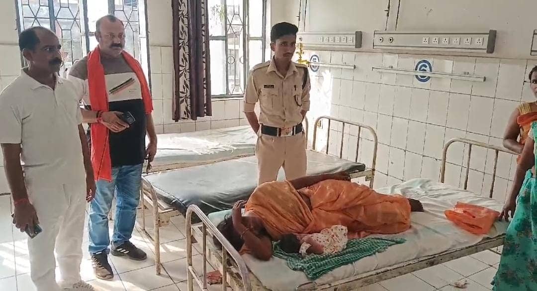 ट्रेन में गूंजी किलकारी! वाराणसी से रांची जा रही महिला ने ट्रेन में दिया बच्ची को जन्म, आरपीएफ ने पहुंचाया अस्पताल