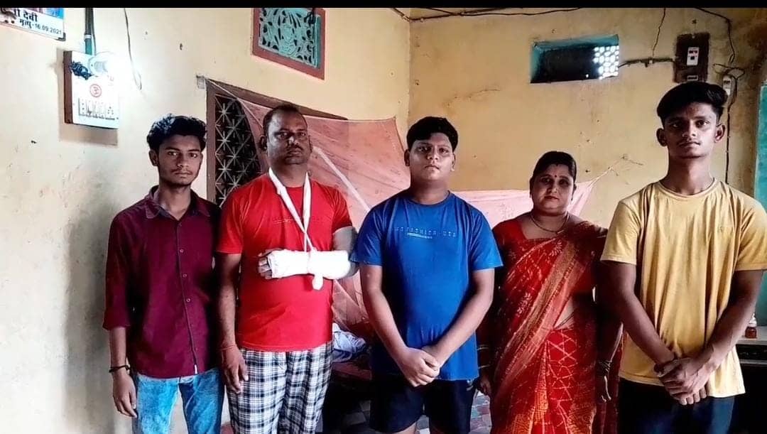 बगहा पुलिस की लापरवाही आई सामने, आरोपी के बजाय पड़ोसी के घर पहुंची पुलिस, दरवाजा तोड़  जमकर किया मारपीट