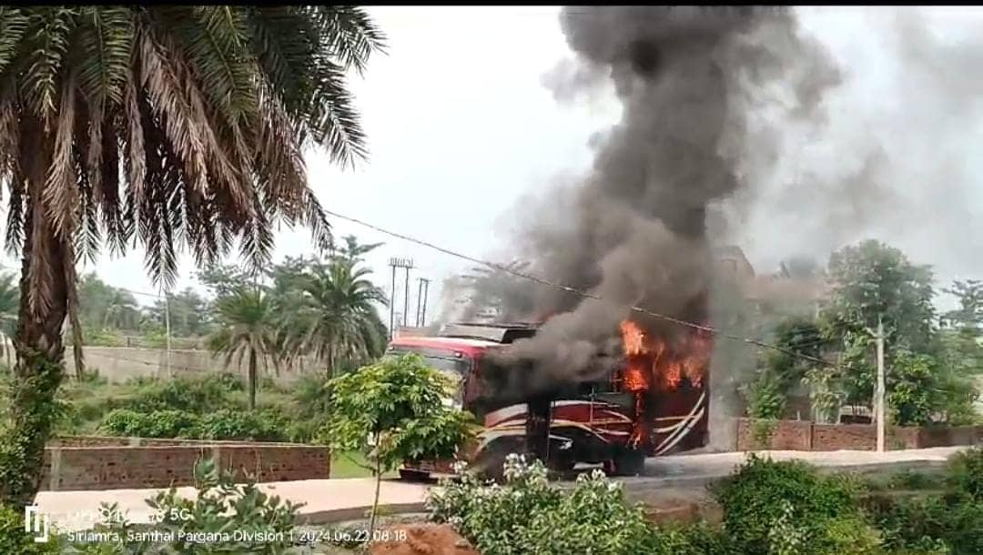 दुमका में बड़ा हादसा! बारात लेने जा रही बस हाईवोल्टेज तार के चपेट में आयी, दो के झुलसने की खबर