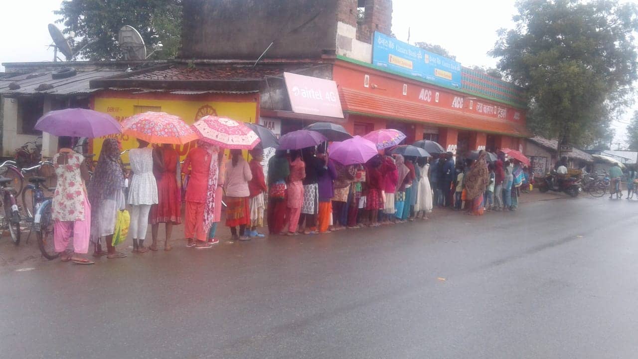 यहां बैंक से अपने ही पैसे निकालने के लिए सड़कों पर खड़े लोग