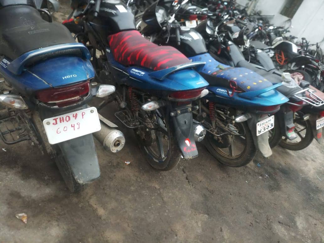 बारिश में पीछा कर पुलिस ने पकड़ा 5 बाइक चोर, 10 बाइक भी बरामद