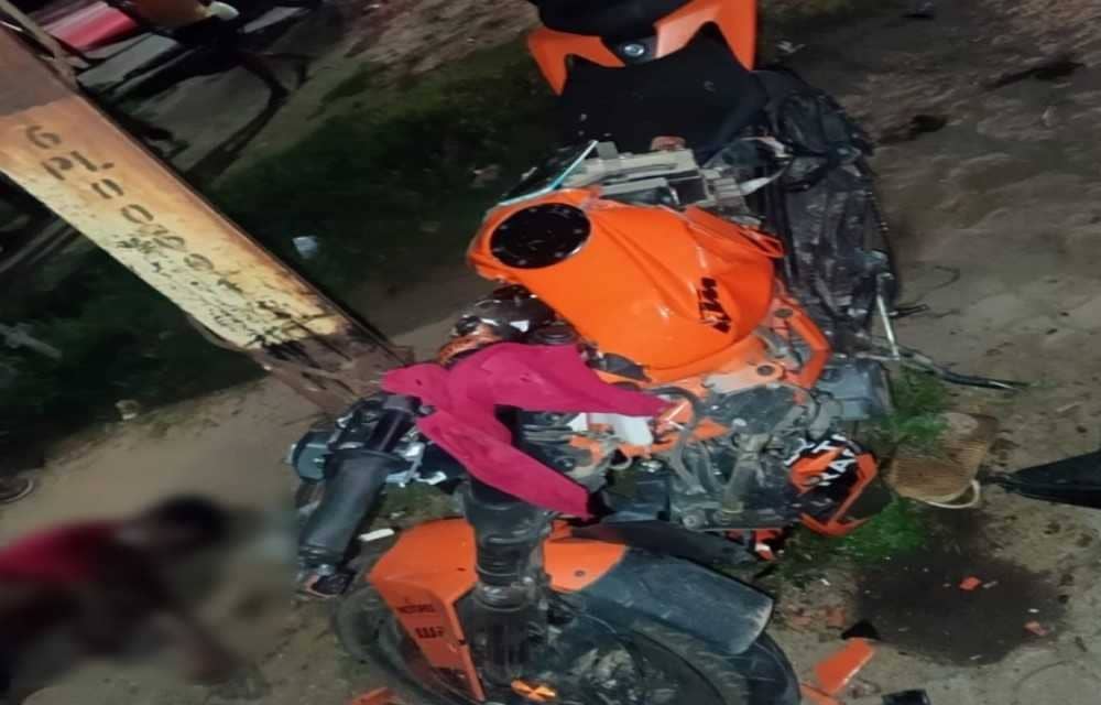 बिजली खंभे से टकराई तेज रफ्तार बाइक, एक की मौत, एक की हालत गंभीर
