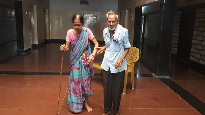 बेटे ने बुजुर्ग मां - बाप को पीटा, घर से बाहर निकाला, अब थाना से लेकर प्रशासनिक अधिकारी से लगा रहे मदद की गुहार