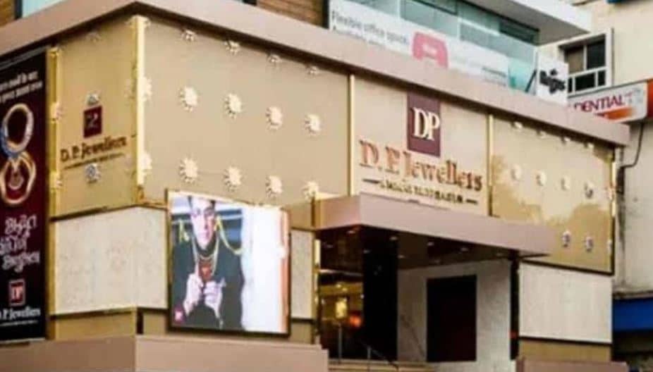 BIG BREAKING: राजधानी के बिरसा चौक पर डीपी ज्वेलर्स की दुकान पर दिनदहाड़े हथियार के बलपर लाखों की लूट