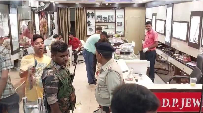 रांची में अपराधियों का तांडव, दिन दहाड़े जेवर दुकान में एक करोड़ 40 लाख की लूट,दुकानदार को मारी गोली,देखिए लूट का लाइव    वीडियो