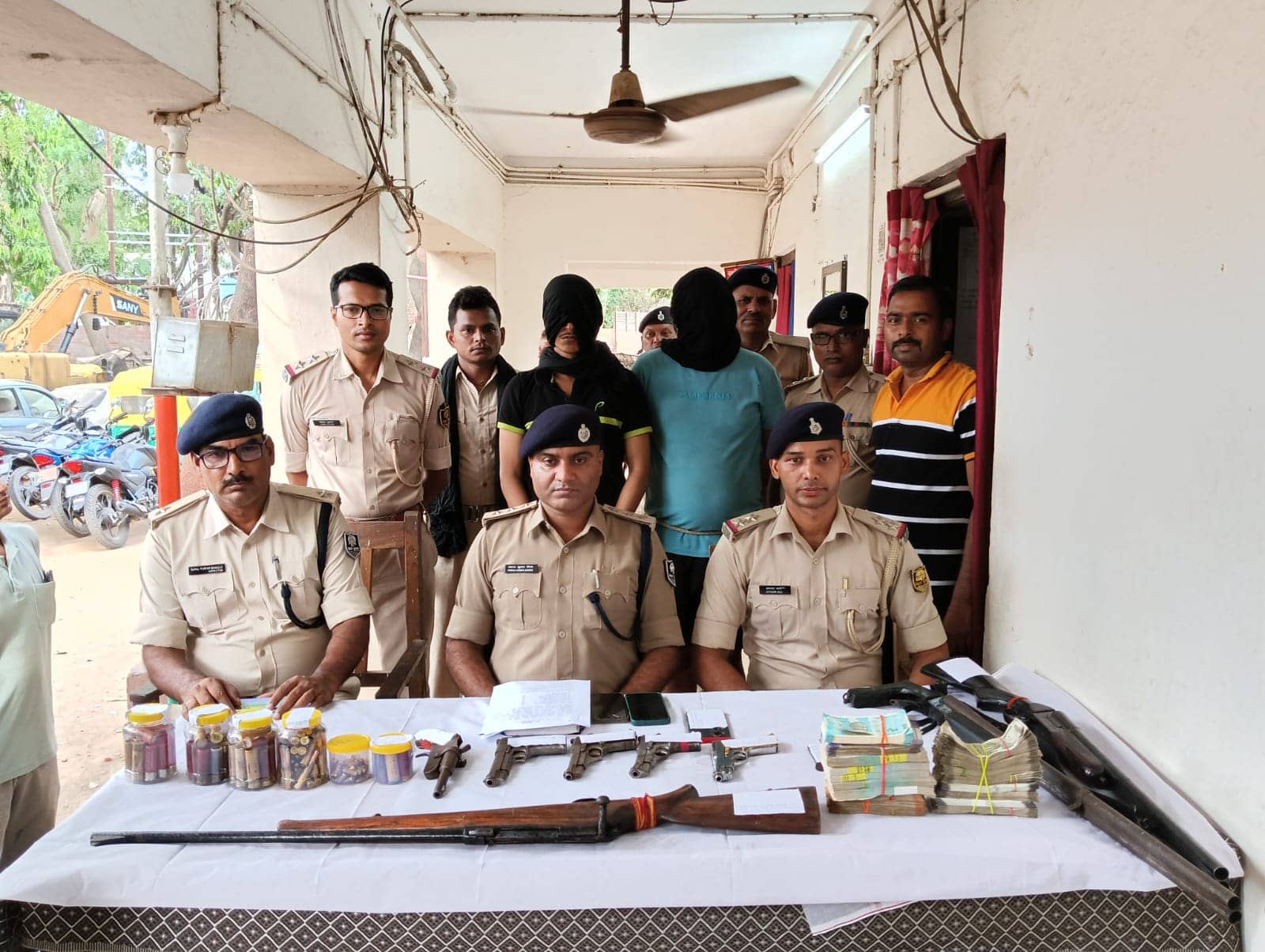 मनेर में हथियारों का जखीरा बरामद, 8 हथियार,35 कारतूस समेत 5, लाख 25 हजार के साथ दो गिरफ्तार