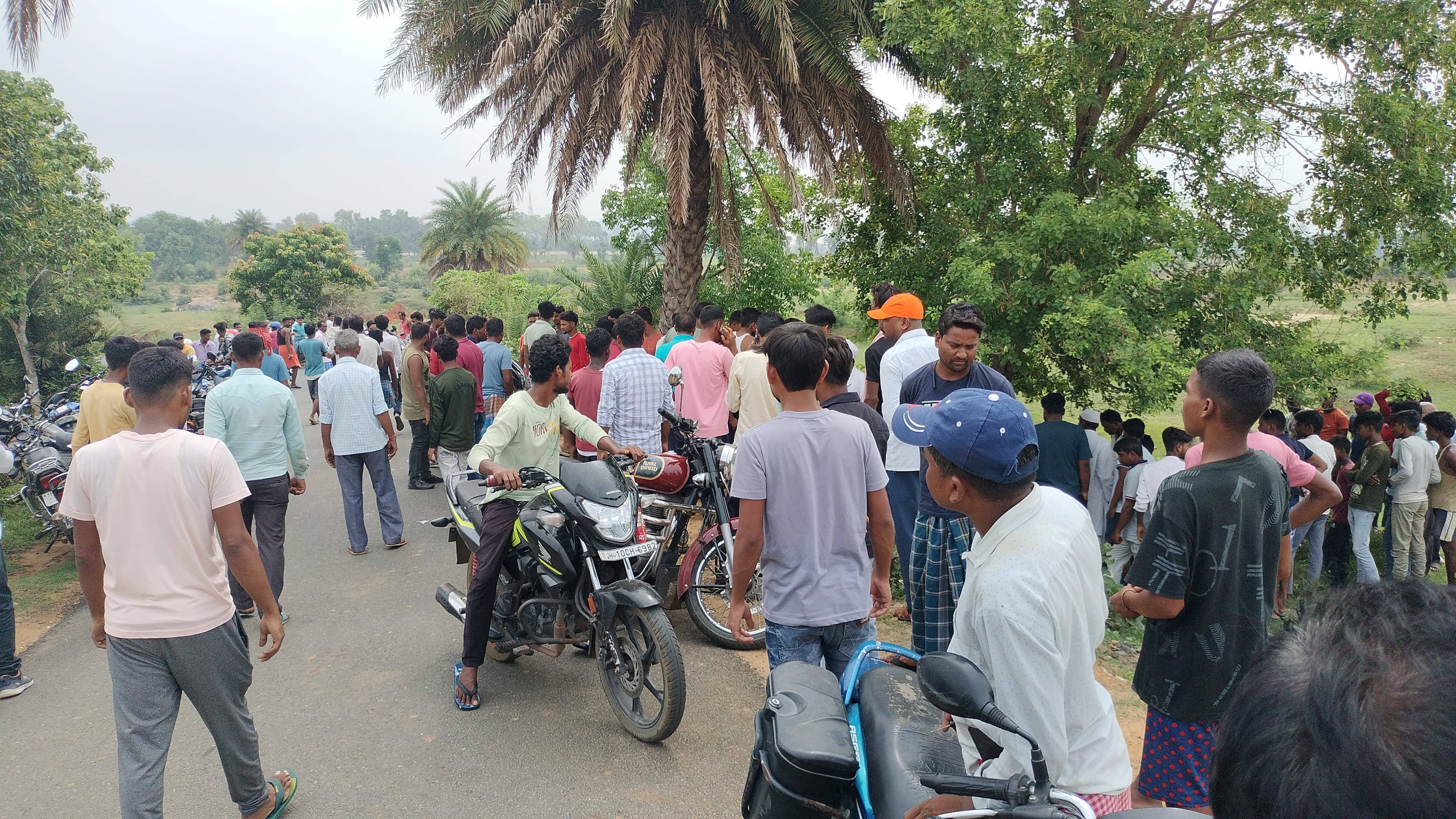 Breaking: धनबाद की टुंडी में पेड़ से टकराई बाइक, तीन की घटनास्थल पर ही मौत 