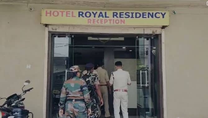 BIG BREAKING: राजधानी में बढ़ रहे देह व्यापार को लेकर छापेमारी तेज, स्टेशन रोड स्थित एक होटल से कई लड़के- लड़कियां गिरफ्तार