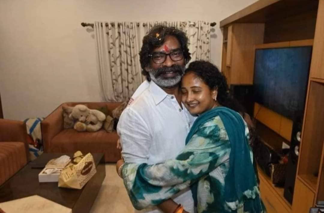 हेमंत सोरेन और कल्पना सोरेन के प्यार भरे अंदाज की हो रही चर्चा, लोग बोले-हम बने तुम बने एक दूजे के लिए.....