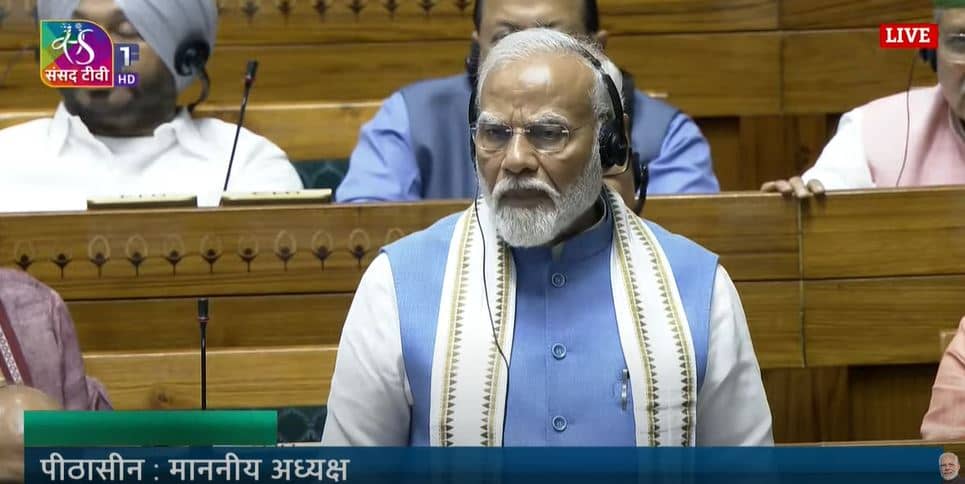 अलग अंदाज में सदन में दिखे मोदी!कांग्रेस की तुलना शोले की मौसी से कर कहा- अरे मौसी अभी तो 13 राज्य हारे हैं, हीरो तो हैं ना, देखिए वीडियो   