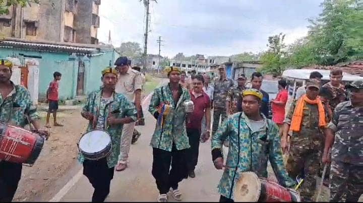 बोकारो:पार्लर संचालक के साथ मारपीट और छेड़छाड़ का मामला, फरार आरोपियों के घर पुलिस ने गाजे बाजे के साथ इश्तिहार किया चस्पा 