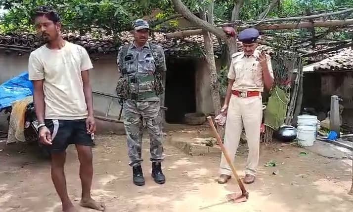 CRIME:सनकी पिता ने 8 माह की बच्ची को कुदाल से काटा, पत्नी भी घायल