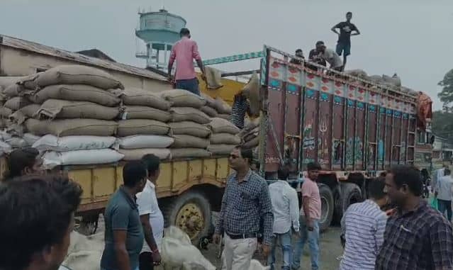 खाद्य निगम की मनमानी, गोदाम से ही डीलरों को दिया जा रहा भीगा अनाज 