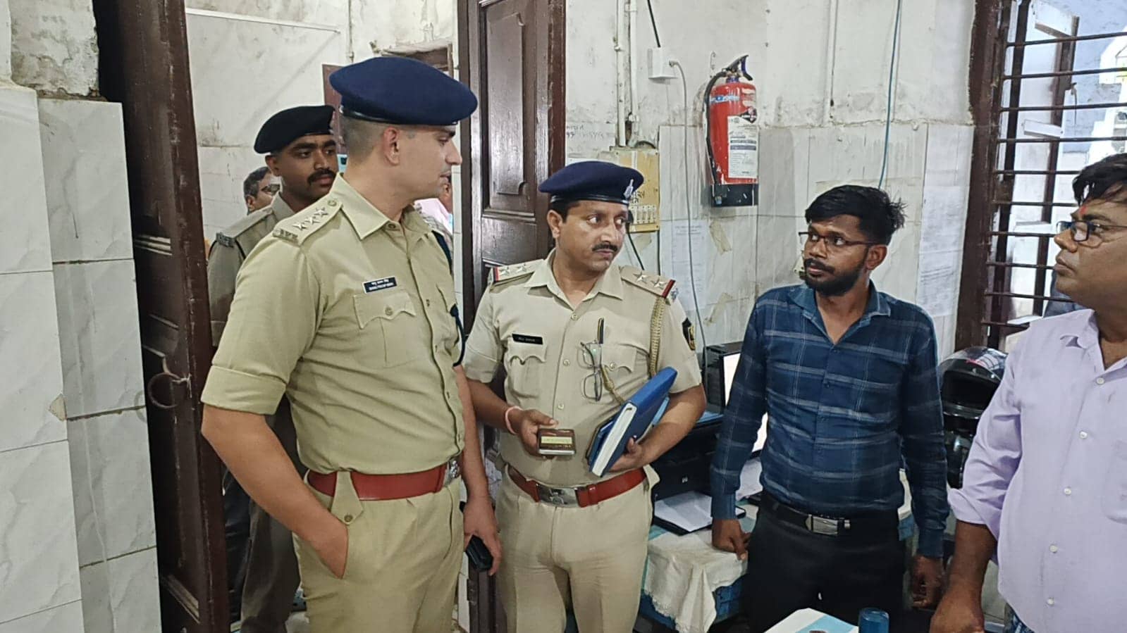 किसान ने किया जनता दरबार में आत्महत्या की कोशिश, भूमी विवाद में नही मिला इसांफ