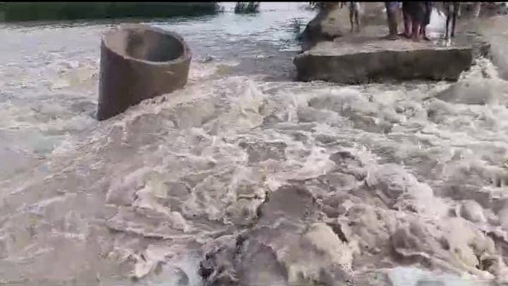 बिहार में नहीं थम रहा पुल बहने का सिलसिला!मोतिहारी में फिर जमीदोज हुआ अर्धनिर्मित पुल, सवालों के घेरे में सरकार