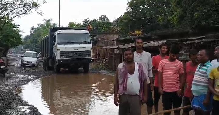 Sahibganj News: जर्जर सड़क से परेशान है राजमहल के लोग, बीच सड़क पर बांस बल्ला लगाकर सरकार के खिलाफ शुरु किया विरोध प्रदर्शन