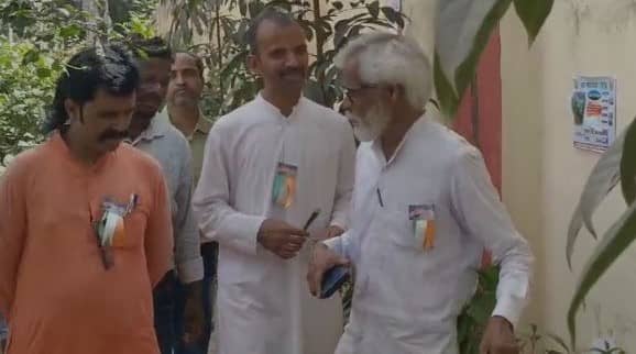 गुमला का एक शख्स जो  पेड़ पौधों के बीच बीता रहें अपना जीवन, बता रहे पेड़ पोधों के फायदे  