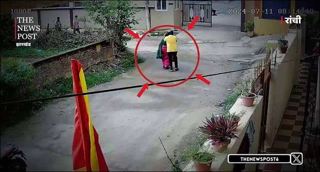 देखिए वीडियो कैसे बाइक सवार अपराधियों ने महिला के गले से लूटी सोने की चेन, चोर-चोर चिल्लाती रही बुजुर्ग  